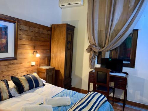 Double or Twin Room image 4