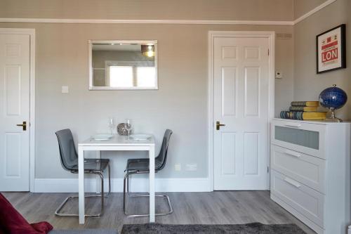The Sunningdale - Your Apartment