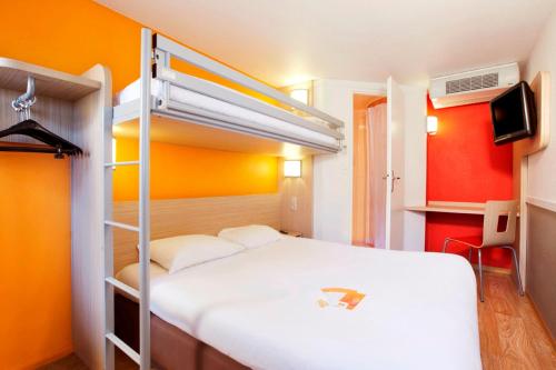 2 twin beds, 1 bunk bed