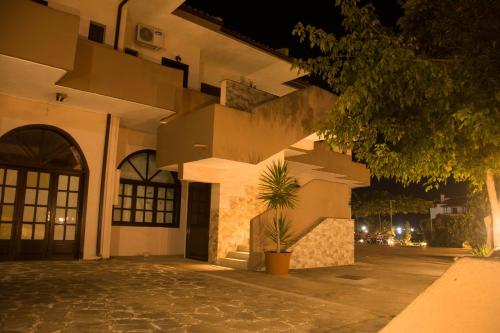Palm Tree Apartments - image 11