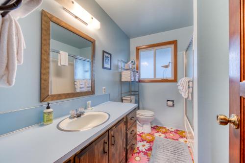 Rockaway Beach Cozy Cabin - image 4