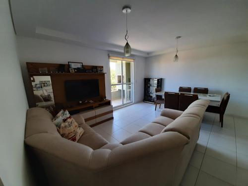 Quarto com cama de casal ao lado da Ópera de Arame