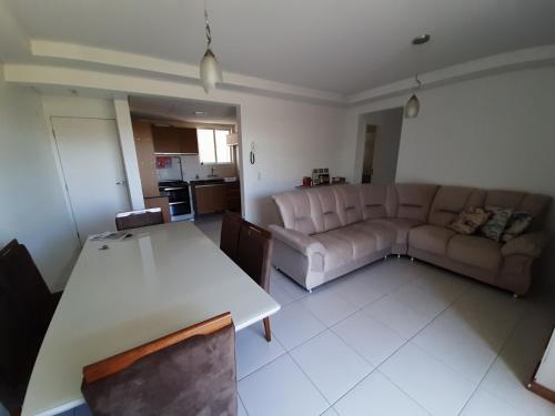 Quarto com cama de casal ao lado da Ópera de Arame