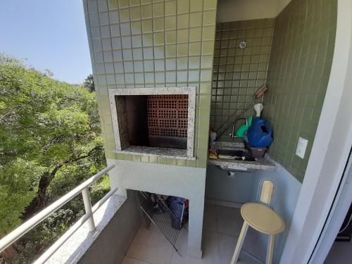 Quarto com cama de casal ao lado da Ópera de Arame