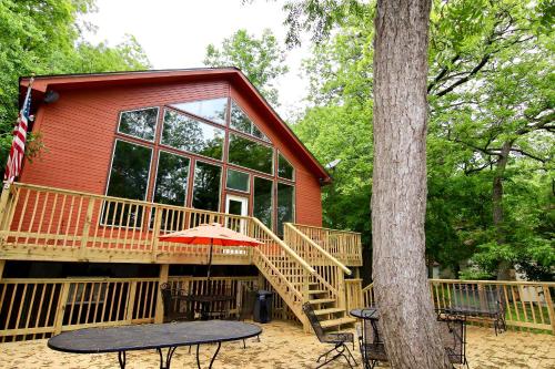 Cliffside Main House in Third Crossing, USA