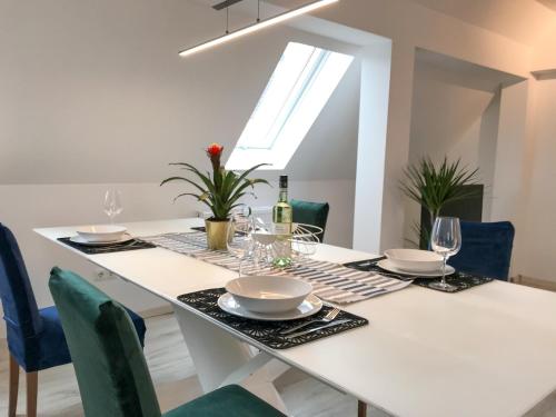 BRIGHT - Super Spacious - King Bed, Kitchen, Free Parking