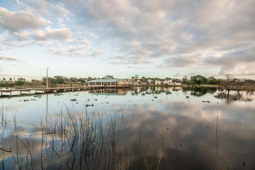 Days Inn & Suites by Wyndham Lake Okeechobee