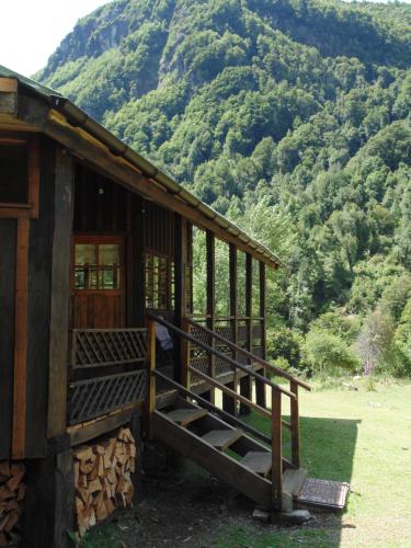 Casa Rústica Grande a orillas del Río Cisnes, Caminatas Pesca Tinaja Desayuno Cafetería