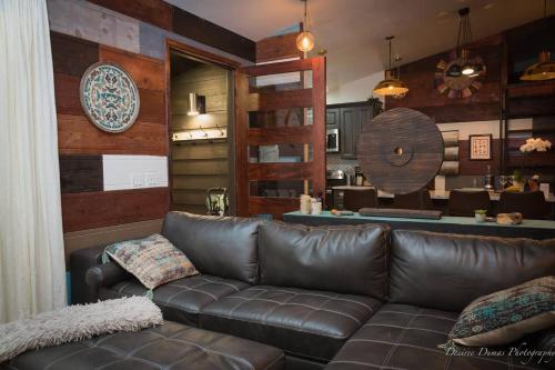 Bohemian Creekside Cottage minutes from Occidental and Sebastopol - image 3