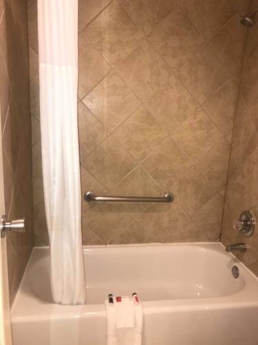 ห้องน้ำ, เดย์ อินน์ บาย วินด์แฮม อาบีลีน (Days Inn by Wyndham Abilene) in อาบีลีน (TX)