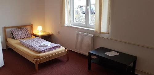 3 twin beds, 2 bunk beds