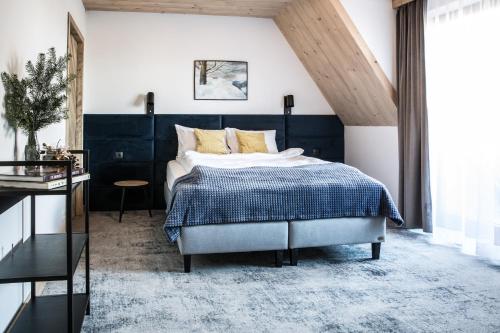 1 queen bed, 2 sofa beds