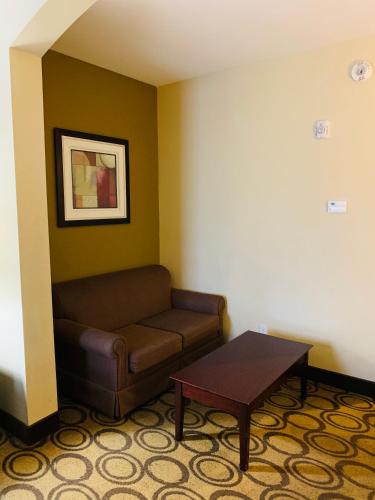 Rodeway Inn & Suites