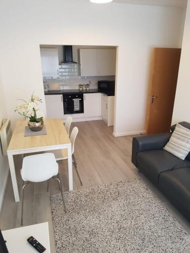Lynn's Liverpool Apartment near Istanbul Barbecue & Bistro Woolton