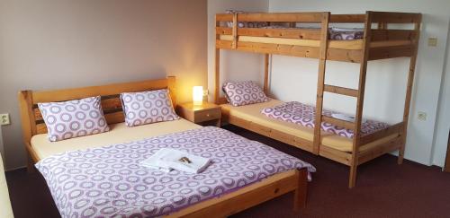 2 twin beds, 2 bunk beds