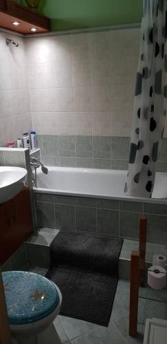 Obuda Apartment - image 5