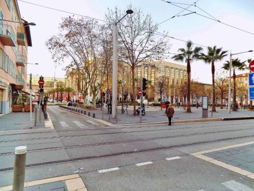 GARE 5 minutes GARIBALDI RÉPUBLIQUE chambre PRIVEE non FUMEUR pour voyageurs CALMES TRAM au pied de l'immeuble, Nicea (zdjęcie 9)
