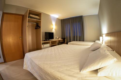 1 king bed, 1 twin bed