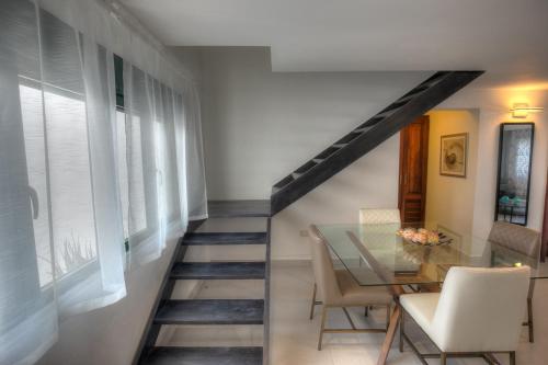 Feel the ocean breeze from this alluring beachfront apartment - D302 photo 4
