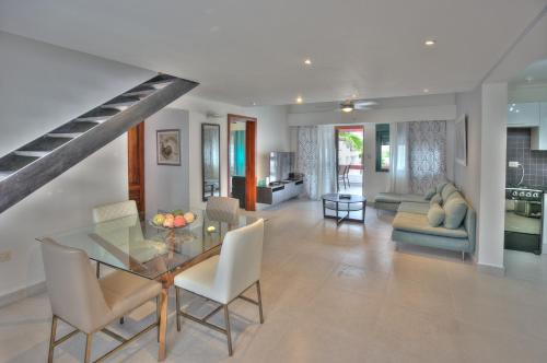 Feel the ocean breeze from this alluring beachfront apartment - D302 photo 1