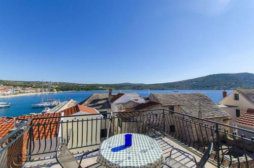 Apartments by the sea Primosten - 17975 Primošten
