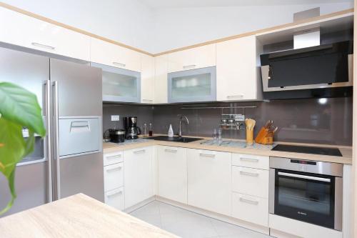Family friendly apartments with a swimming pool Klis Split - 17986 - image 3