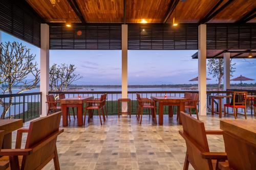 レストラン, ザ リビエラ チャンパーサック (The Riviera Champasak) in チャンパーサック