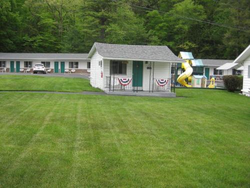Brookside Motel & Cabins - 정원