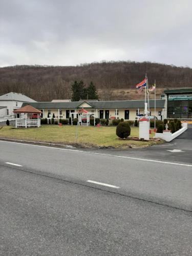 ทัศนียภาพภายนอกโรงแรม, Clarysville Motel in ฟรอสบูร์ก (MD)