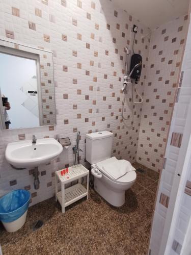Bathroom, TT Dorf Hotel (Matang) in Simpang