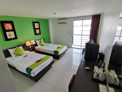 Twin Hotel – Ko Phuket, WY
