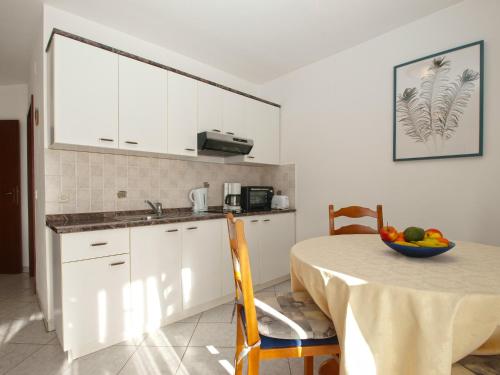 One-Bedroom Apartment image 9