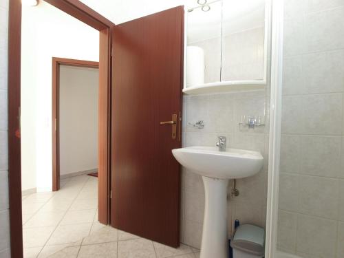 One-Bedroom Apartment image 7