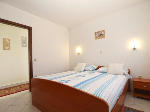 One-Bedroom Apartment image 3