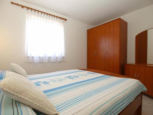 One-Bedroom Apartment image 2