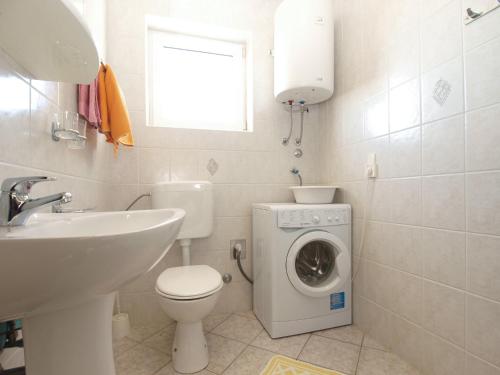One-Bedroom Apartment image 6
