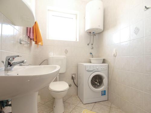 One-Bedroom Apartment image 5