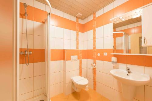 Book the Twin Room with Bathroom Twin Room with Bathroom