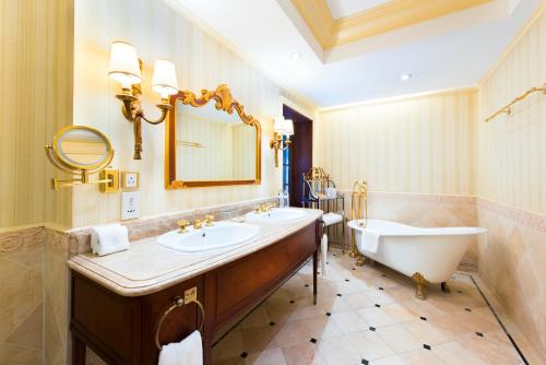 room detail thumbnail 2