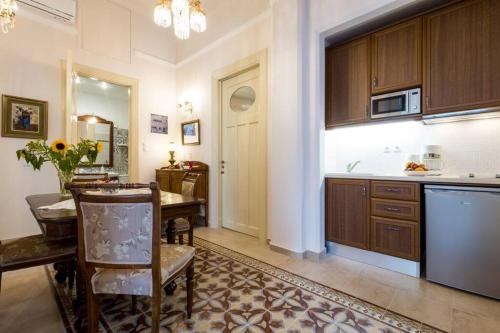 Neoclassical flat with 2 bedrooms in Piraeus