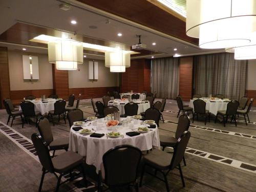 Radisson Hotel & Conference Centre Calgary Airport - image 2