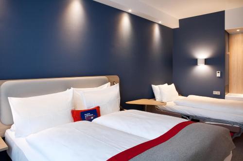 1 queen bed, 1 sofa bed