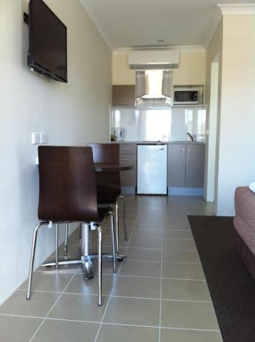 Kitchen, Dubbo Centrepoint Motel in Dubbo