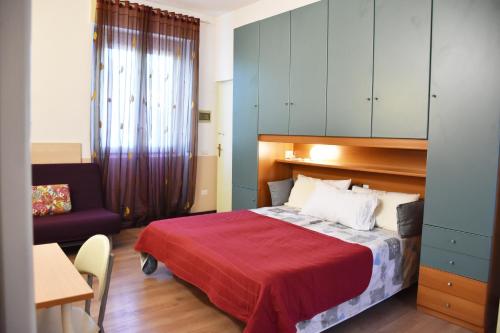 1 queen bed, 1 twin bed