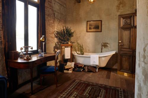 room detail thumbnail 2