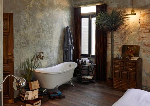 room detail thumbnail 2