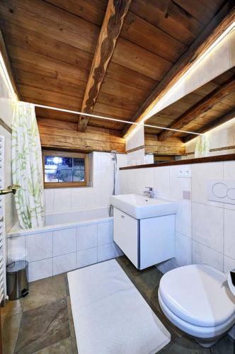 3 bedrooms, 6 beds