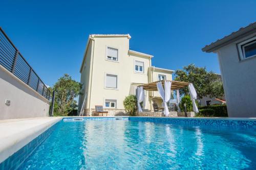House Moonstone - image 11