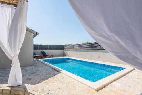 House Moonstone - image 5