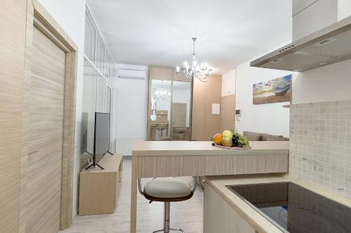 Center! 3 rooms modern designed appartment. - image 8
